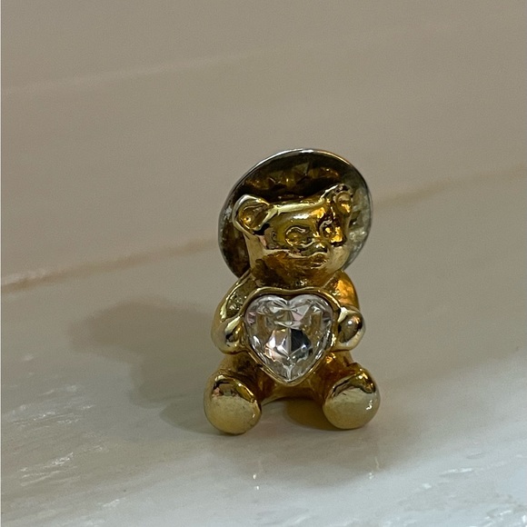 VINTAGE GOLD TONE BEAR HOLDING RHINESTONE HEART BROOCH PIN - Picture 4 of 8